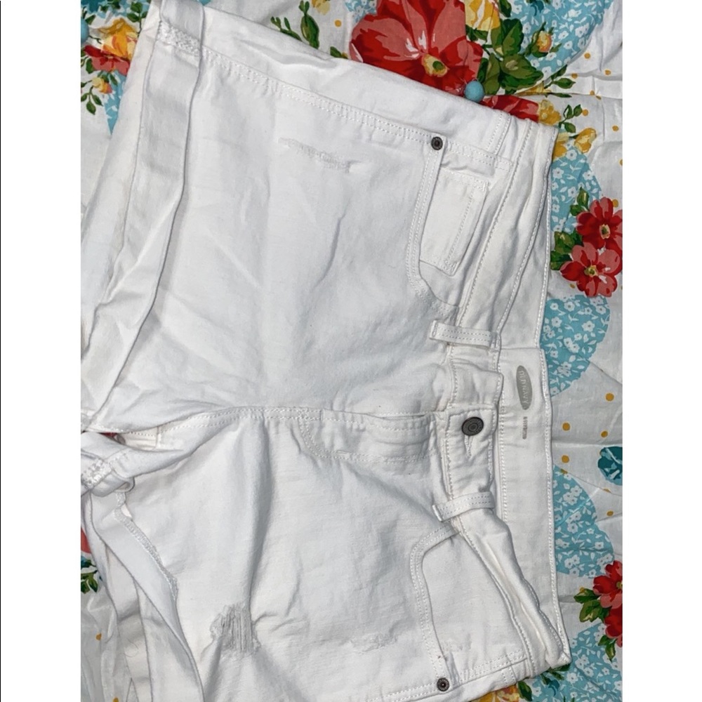 white old navy shorts 4 inch
